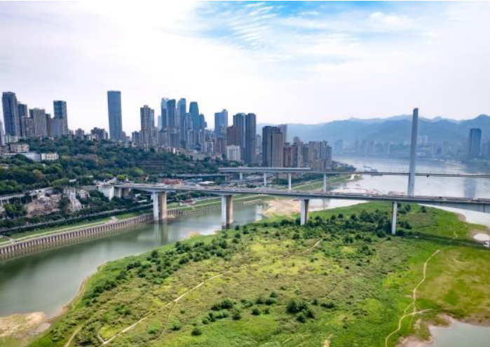重庆：长江江滩变市民休闲地