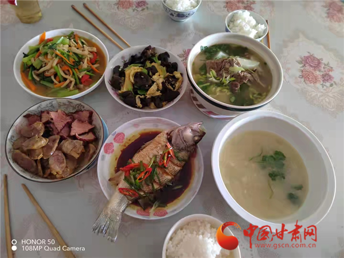 一顿家常菜最抚老人心  兰州草场街街道重阳节走访慰问退休职工