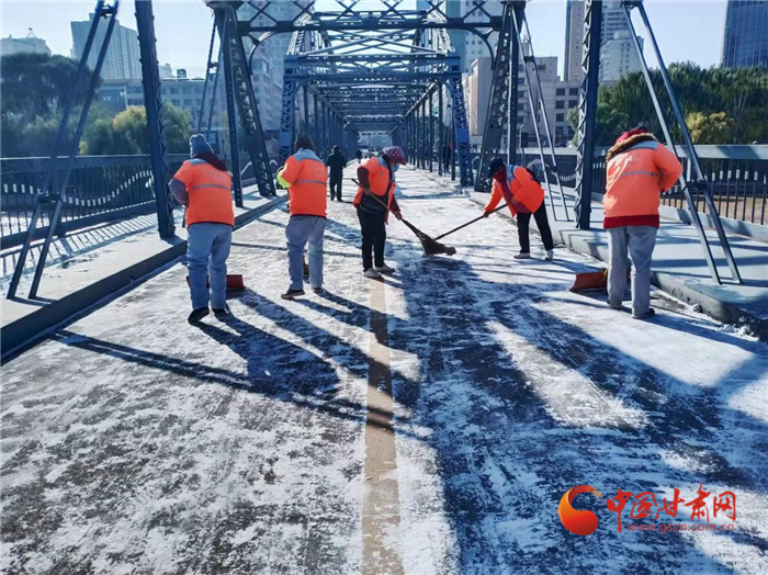 【甘快看】兰州市环卫部门出动8700余人铲冰除雪 清扫树叶冰雪1027吨