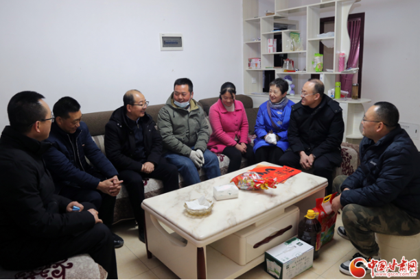 凯发k8省委网信办到文县定点帮扶村开展送温暖走访慰问活动